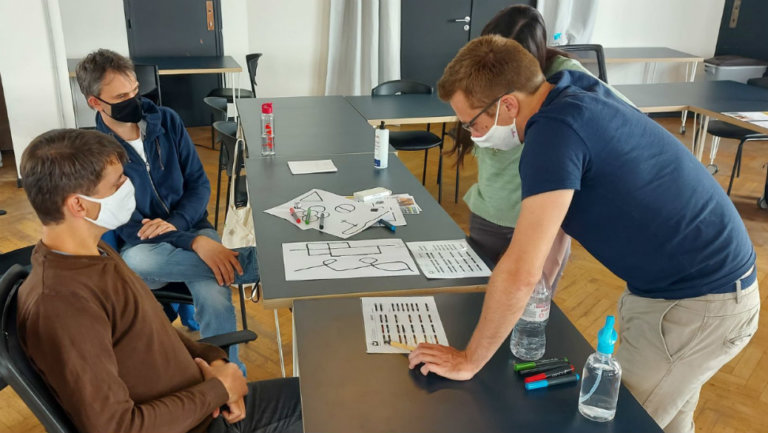 Leraren rond tafel van lesgever