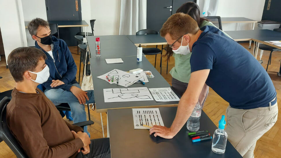 Leraren rond tafel van lesgever