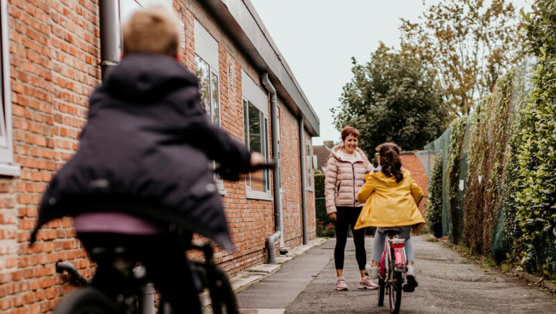 turnleraar Ellen Van Peteghem leert haar leerlingen fietsen