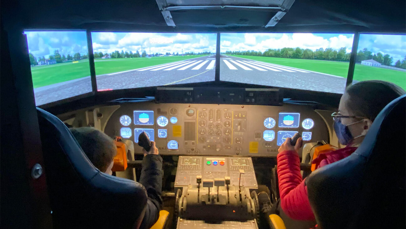 Jongen en meisje in de cockpit van een vliegtuig