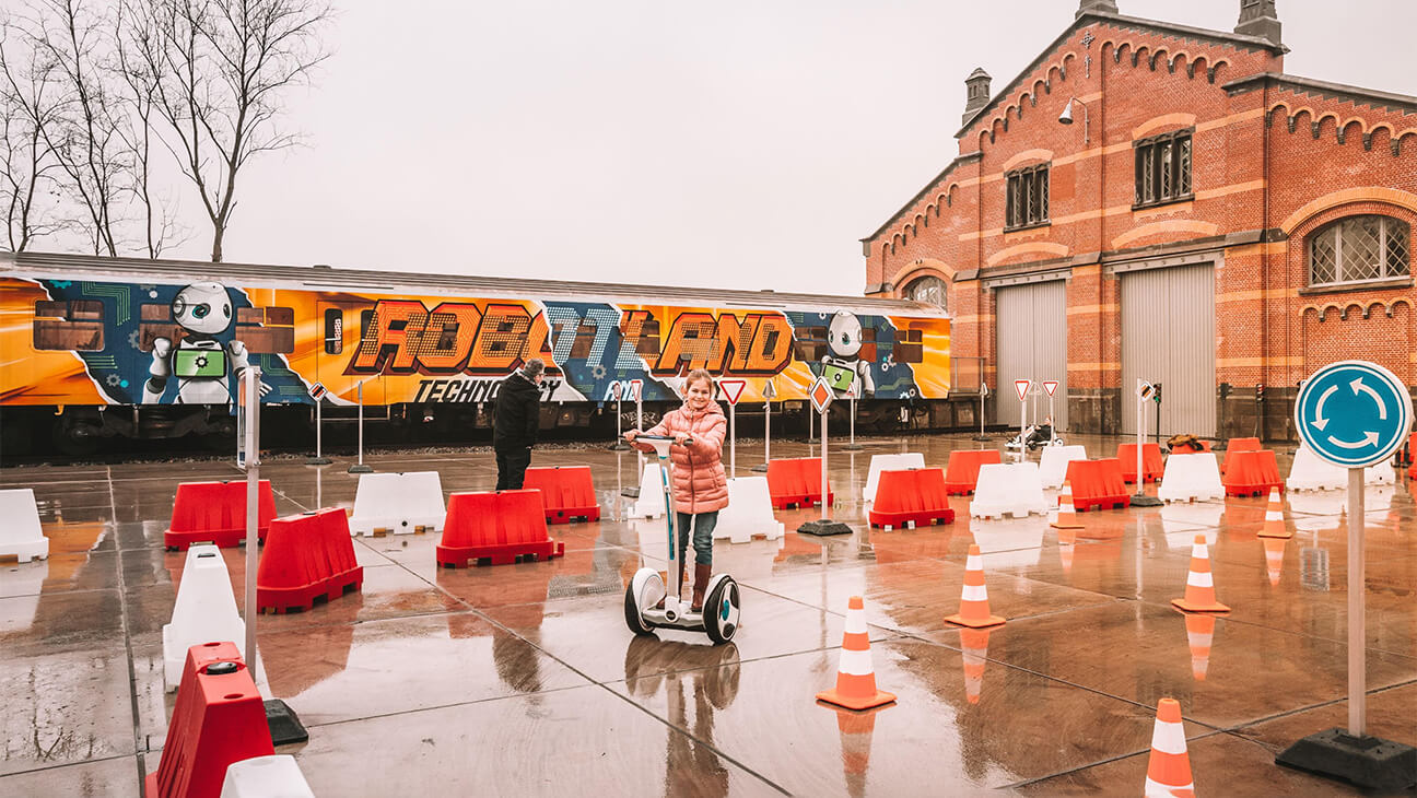 Meisje op een segway in Robotland