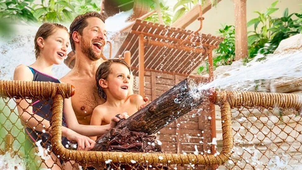 man en 2 kinderen in Bellewaerde Aquapark