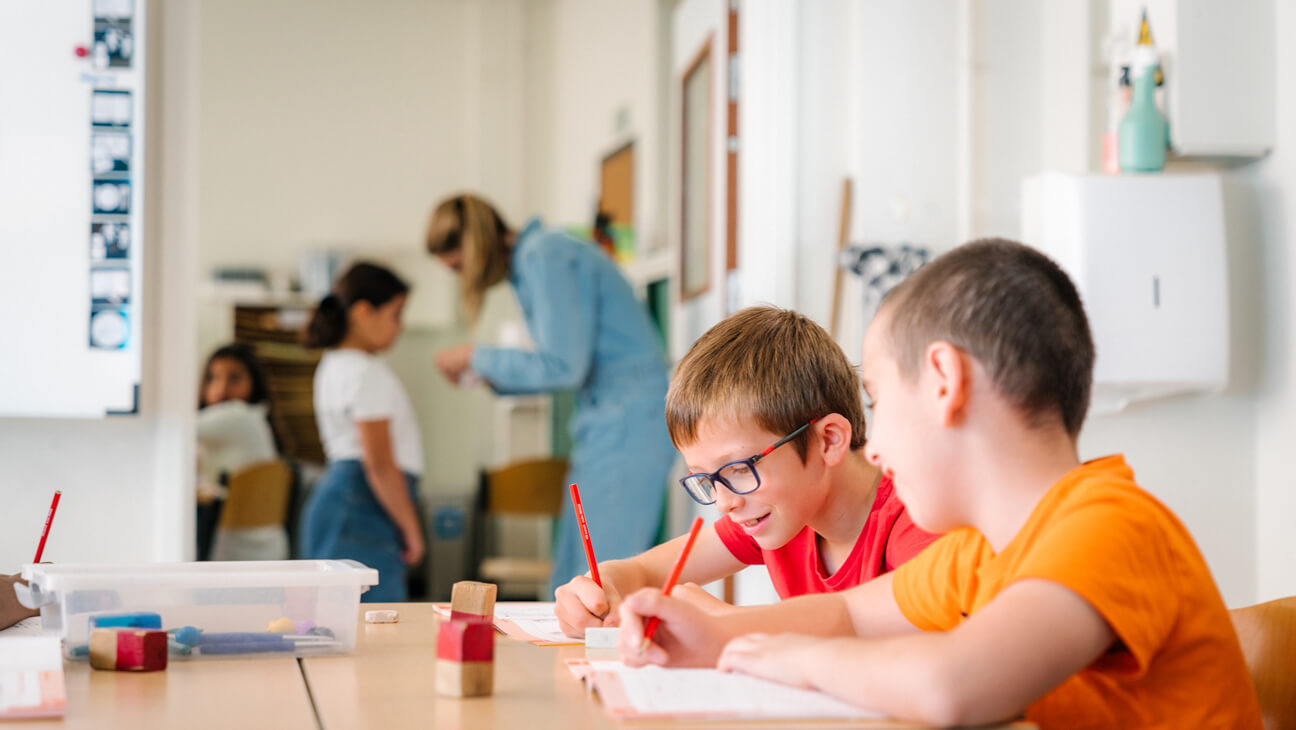 Leerlingen aan het werk in de tussenklas