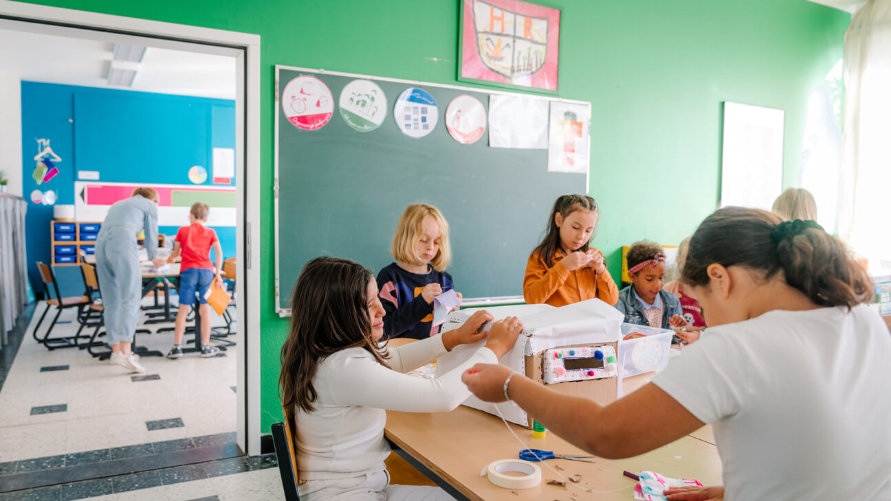 Leerlingen helpen elkaar en werken samen in de tussenklas