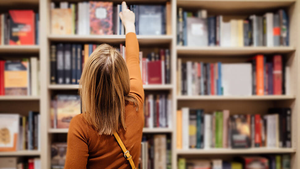 Vrouw kiest een boek