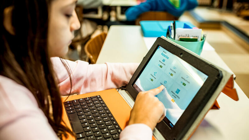 Leerling op een tablet met adaptieve leeromgeving