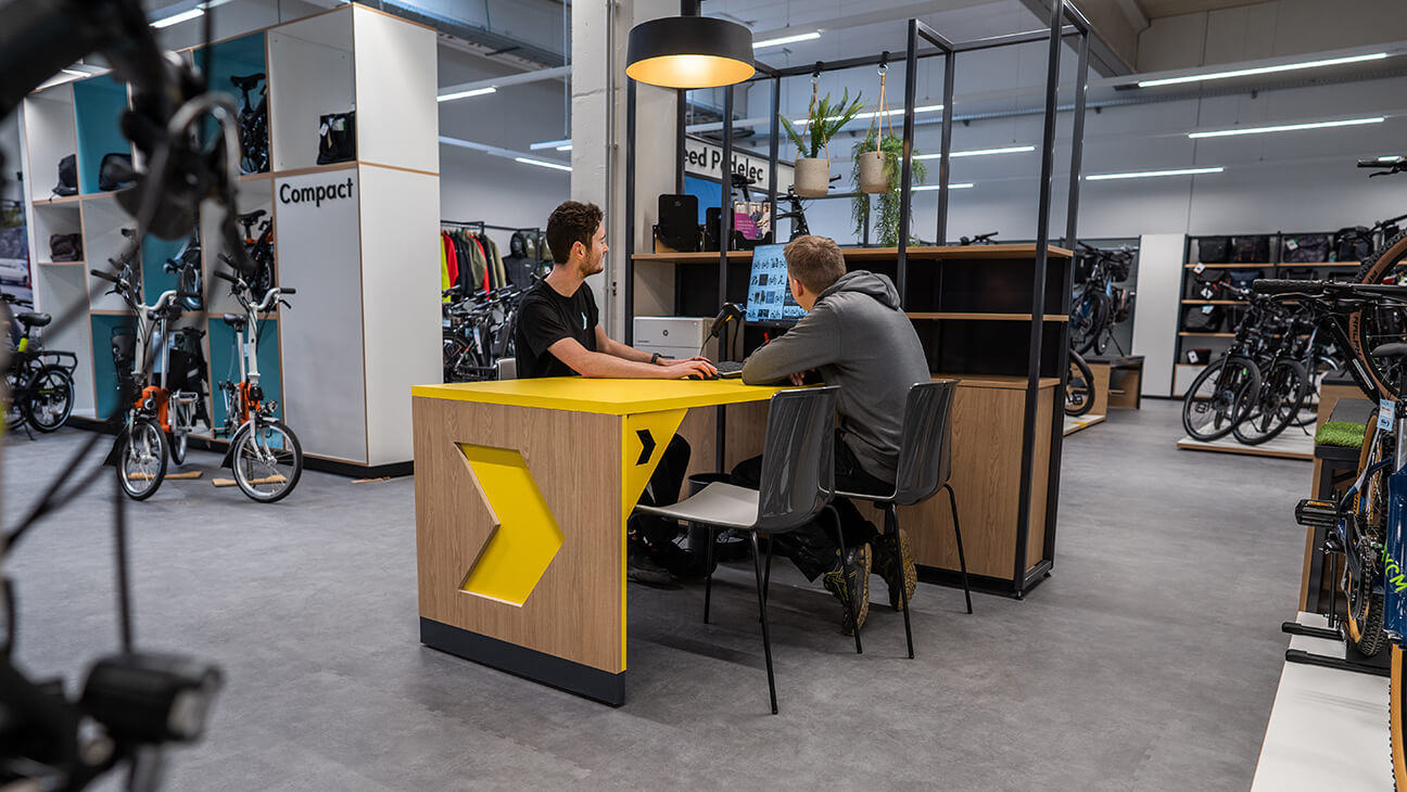 Medewerker aan de balie van Bike Republic