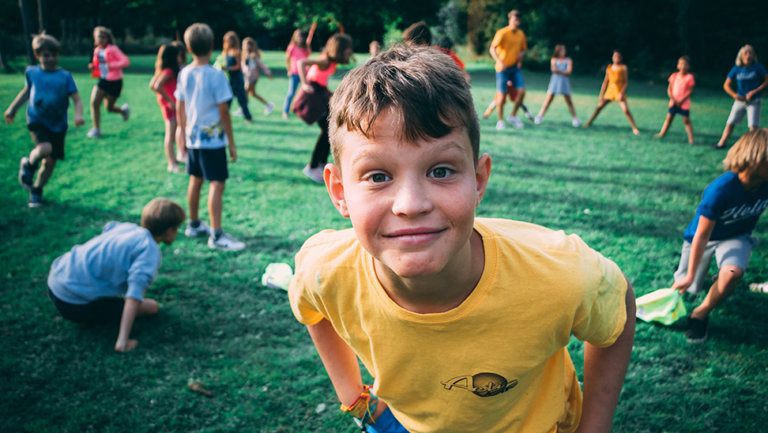 Kinderen spelen een spel op jeugdkamp van Activak vzw