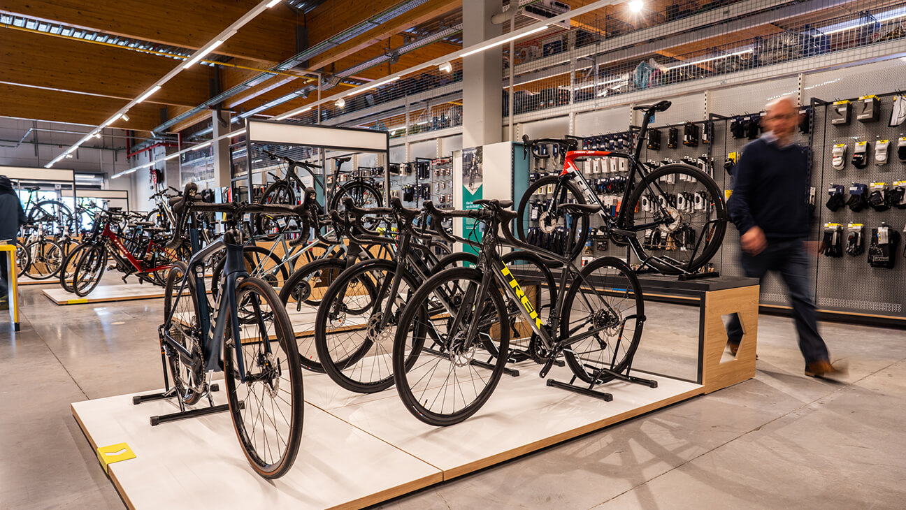 Fietsen in de toonzaal van Bike Republic