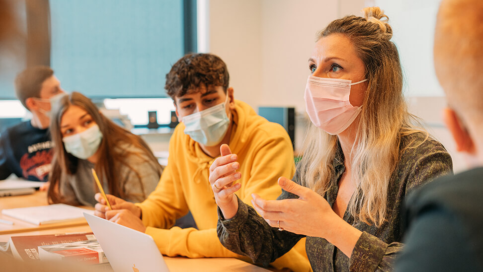 leraar Sara aan laat haar leerlingen kritisch denken