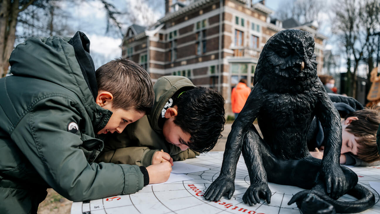 Leerlingen tekenen iets tijdens klasbezoek aan LABIOMISTA in Genk