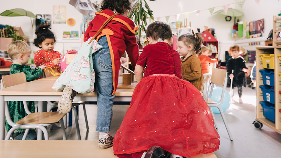 kind met prinsessenkleed en kind met ridderkostuum