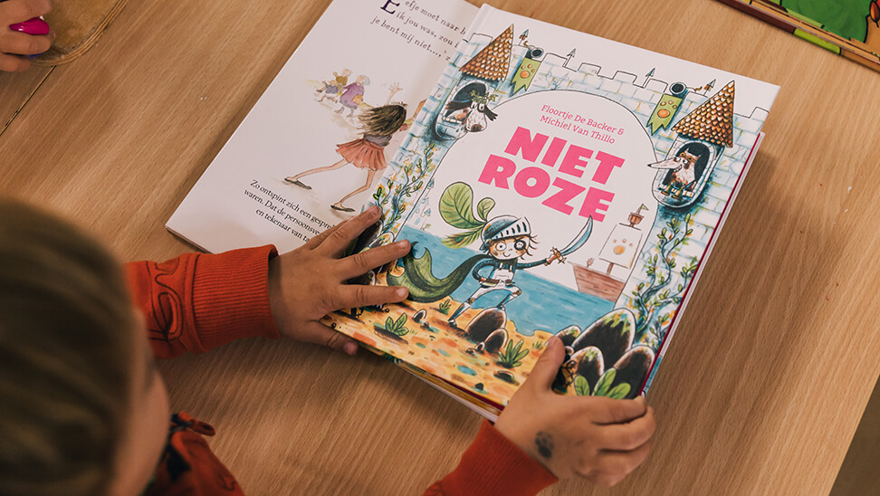 kind leest een boek