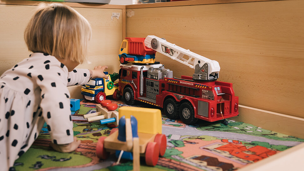 kind aan het spelen met brandweerwagen