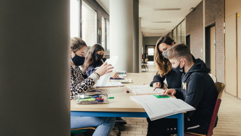 Leerlingen maken zelfstandig rekenoefening