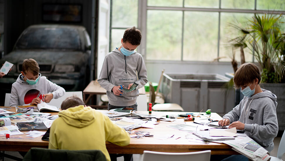 gids bij een kunstwerk in Verbeke foundation