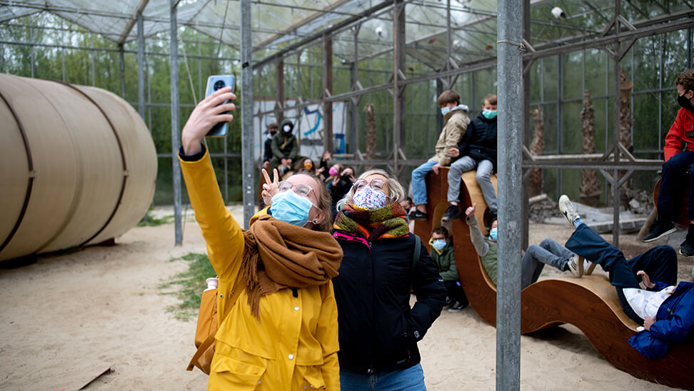 Meisjes nemen een selfie in verbeke foundation