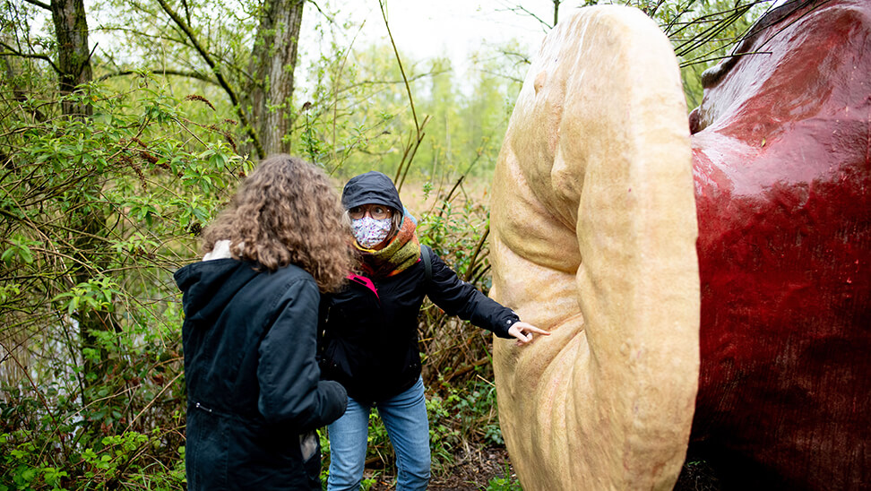 2 meisjes bij een kunstwerk in verbeke foundation