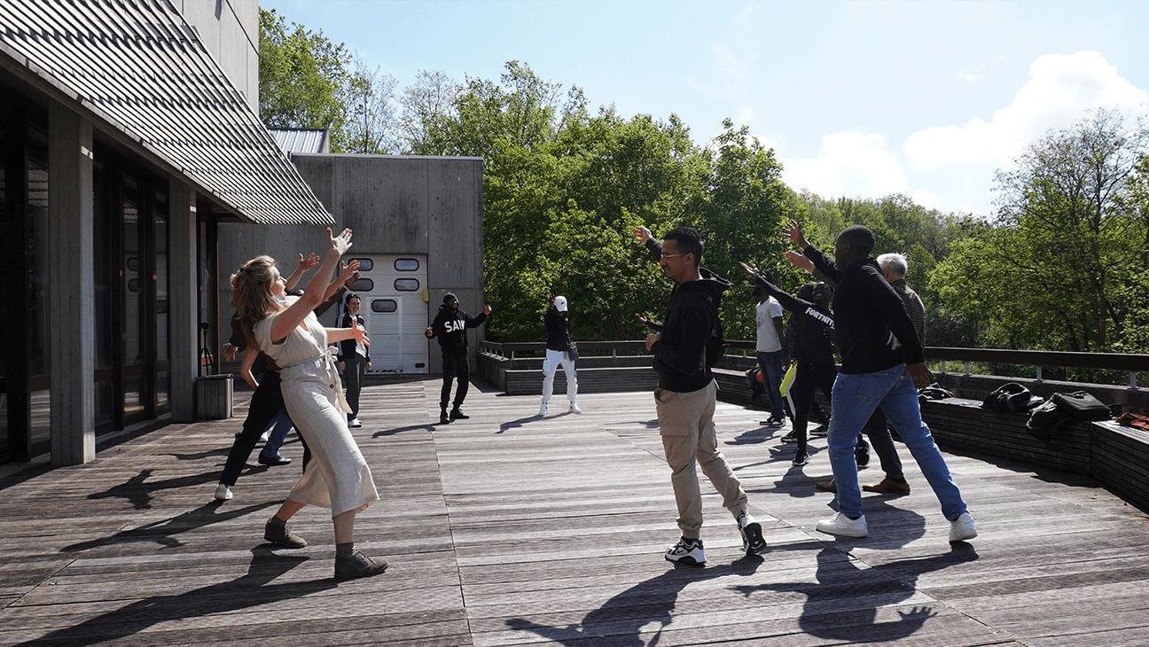 Jongeren dansen in Destelheide