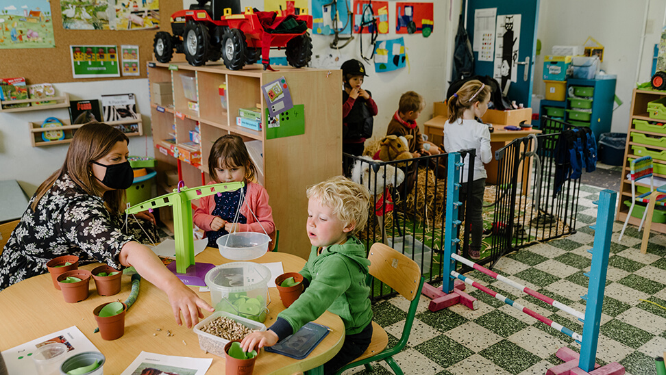 Leraar Corine met haar kleuters in de klas