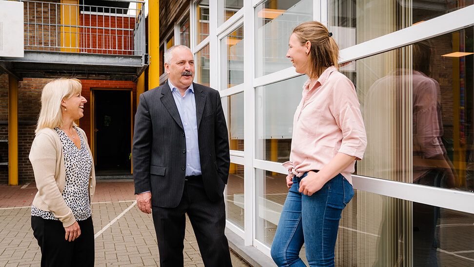 Directeur Patrick De Smet en leraren Danielle Brondeel en Celine Everaert