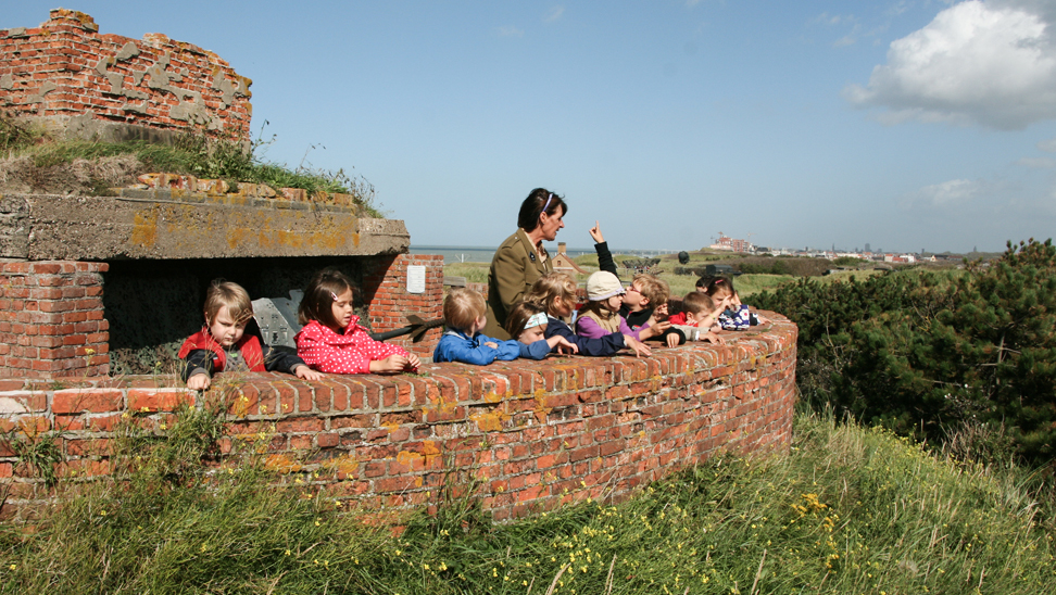 Juf bezoekt Atlantikwall met haar klas