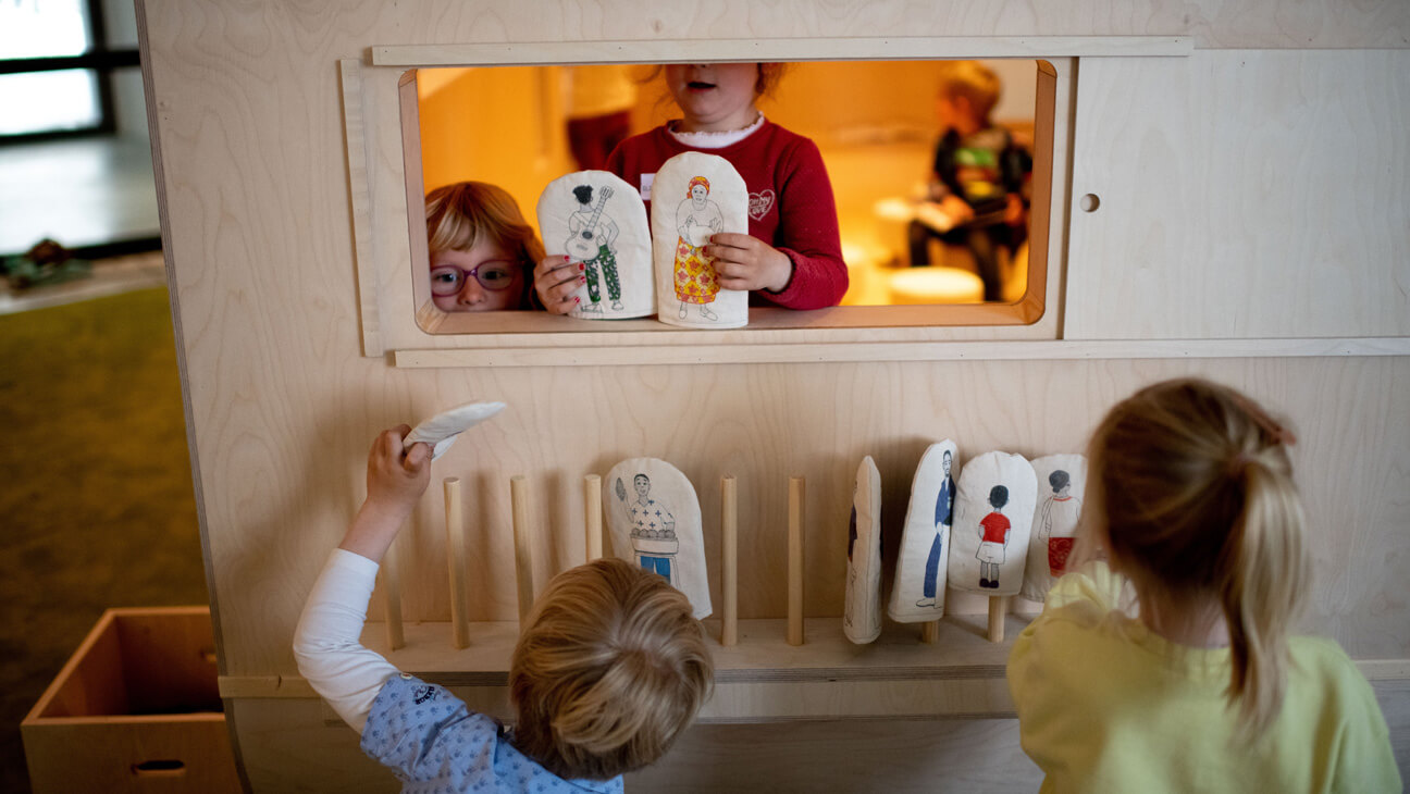 Kinderen spelen poppenkast in het Afrikamuseum 