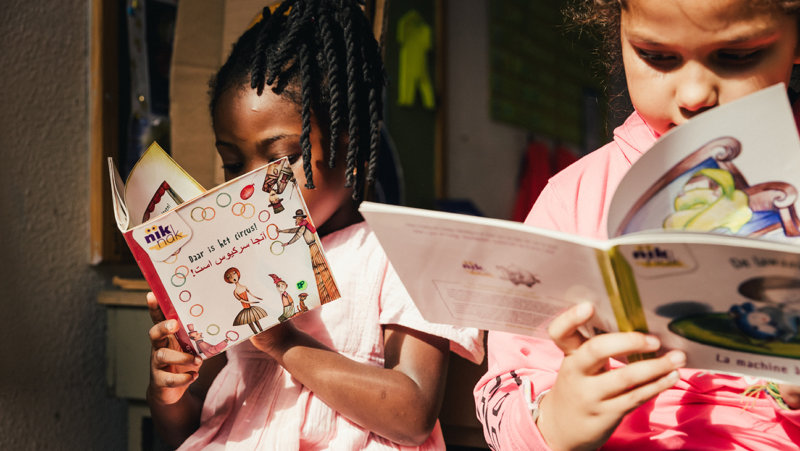 Kinderen lezen in boekje