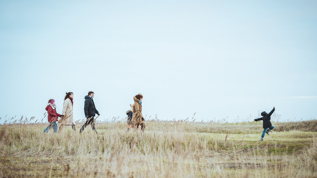 Gezin maakt winterwandeling in het Zwin