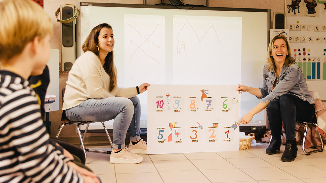 leraar Sarah-June en Griet in hun klas