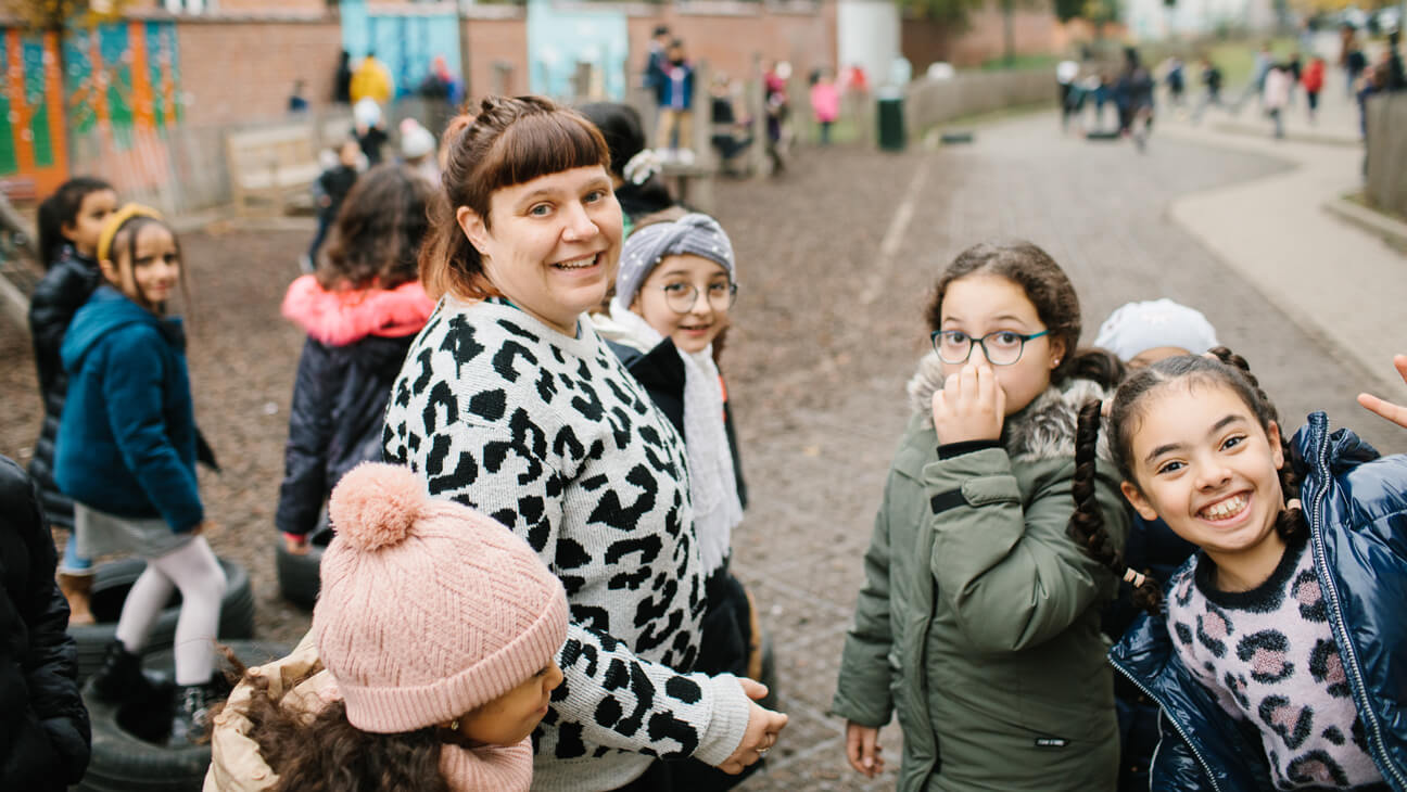 Directeur Lien De Neve met leerlingen op de speelplaats in Molenbeek