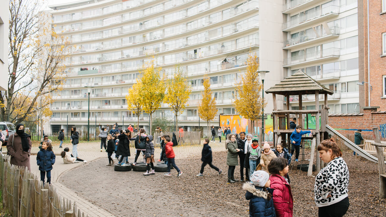 Flatgebouwen rond speelplaats