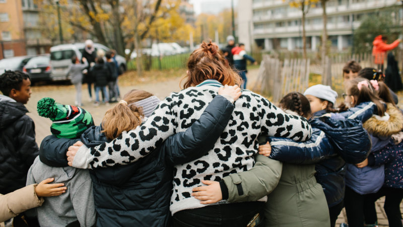 Kinderen schouder aan schouder