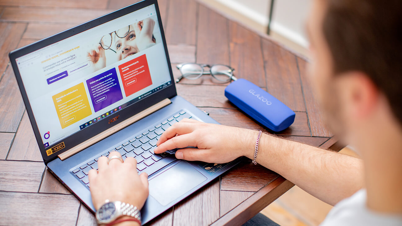 Man bestelt een bril op laptop