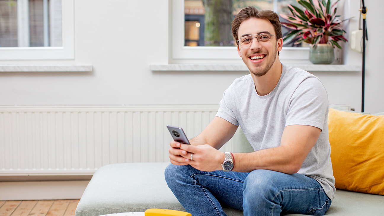 Man met bril en gsm in de hand