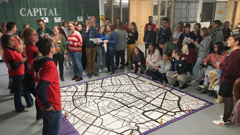 Groep mensen rond een wegenkaart in De Aanstokerij