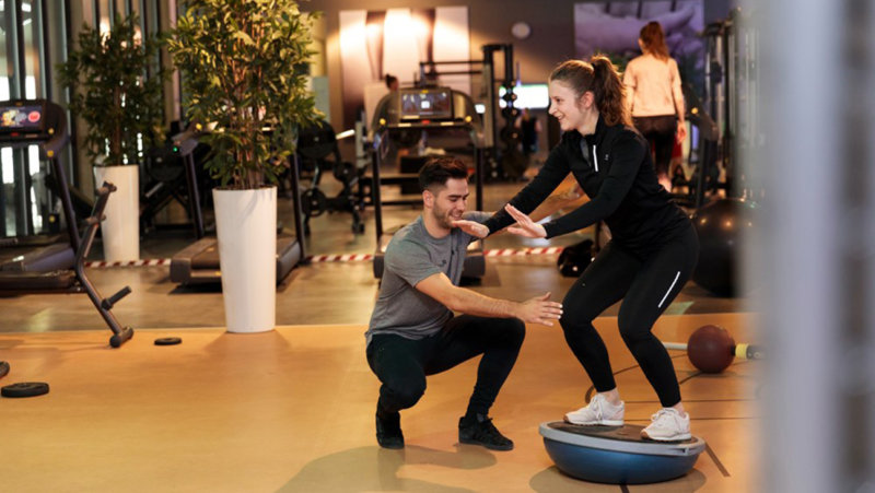 Vrouw aan het sporten met een coach