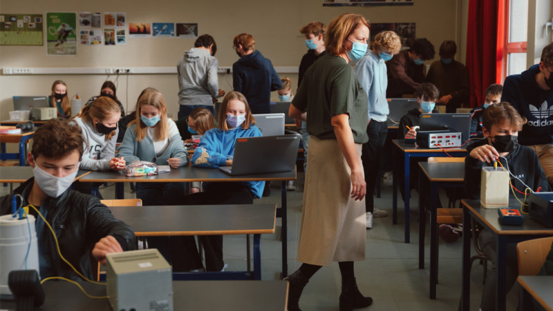 Leraar fysica Lieven Van Genechten loopt rond tijdens de les