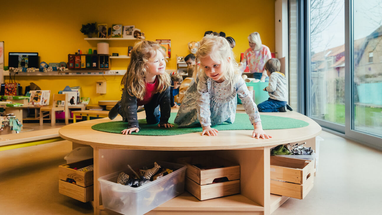 Kleuters klimmen op een tafel