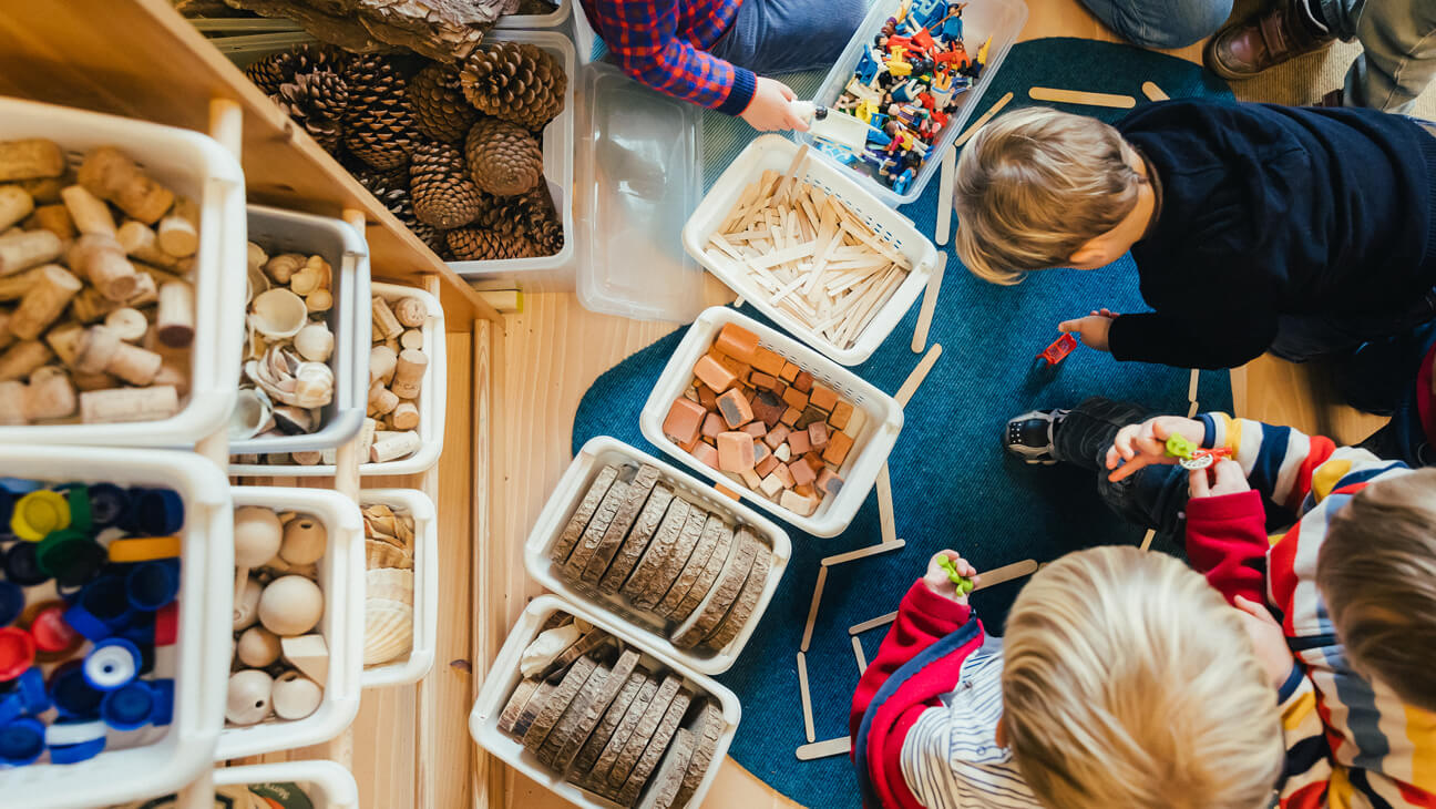 Kleuters knutselen in de klas