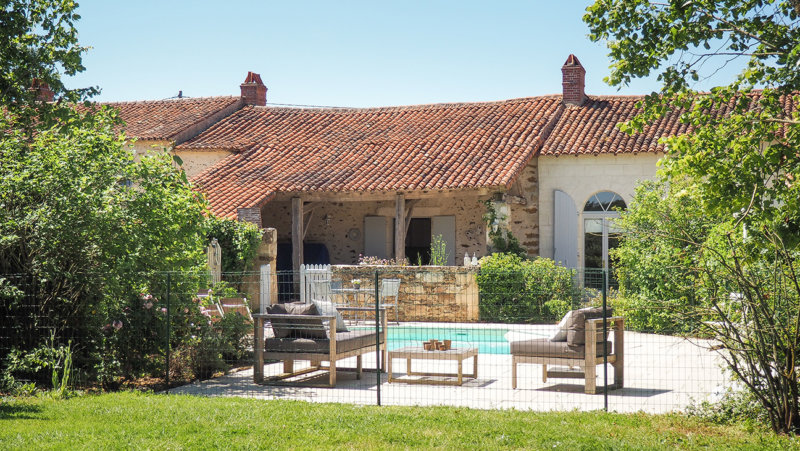 Tuin en zwembad van Logis La Tour