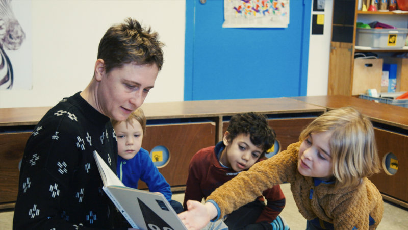 juf Sarah Mariën leest een prentenboek voor in haar klas