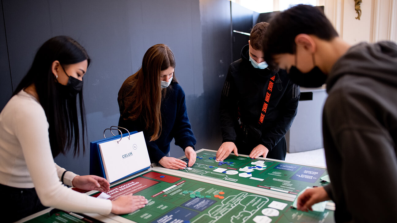 Klas aan pokertafel in museum BELvue Brussel