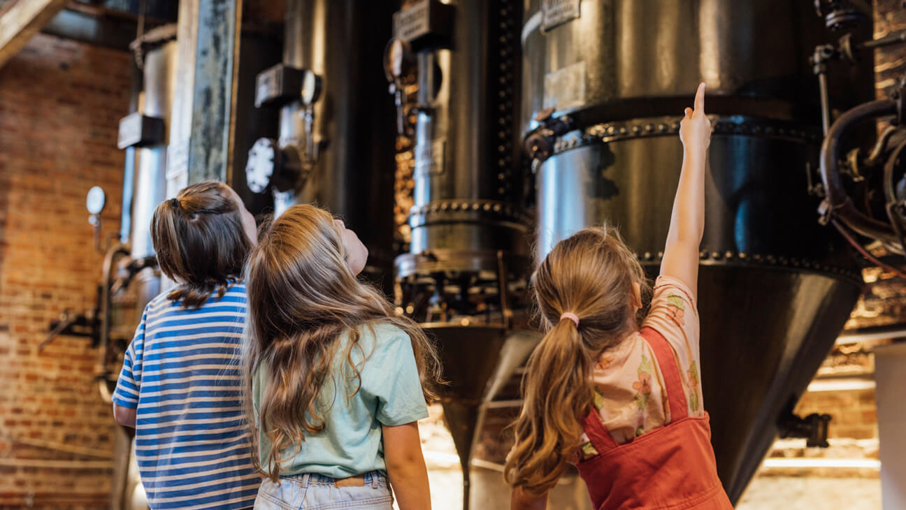 kinderen op ontdekking in het museum