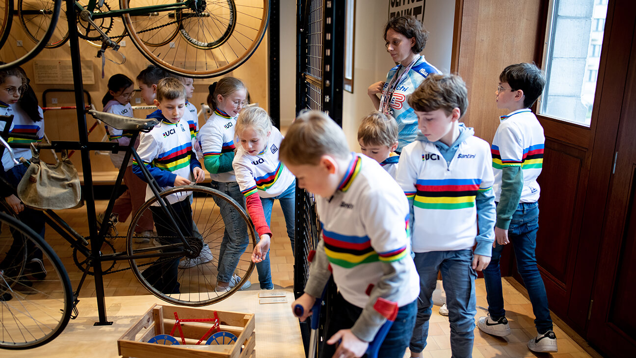 Klas op bezoek in KOERS. Museum van de Wielersport