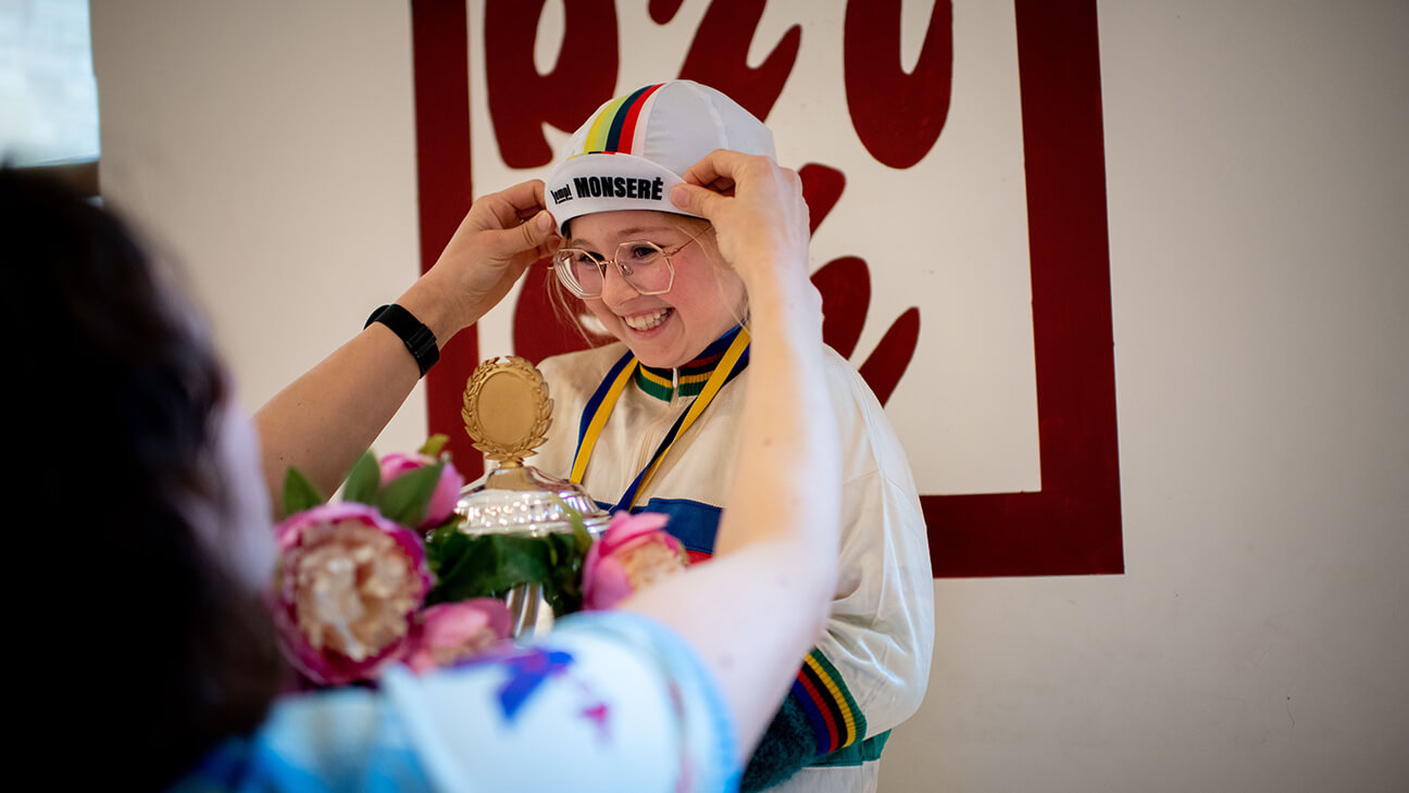 Meisje krijgt een trofee in Klas op bezoek in KOERS. Museum van de Wielersport