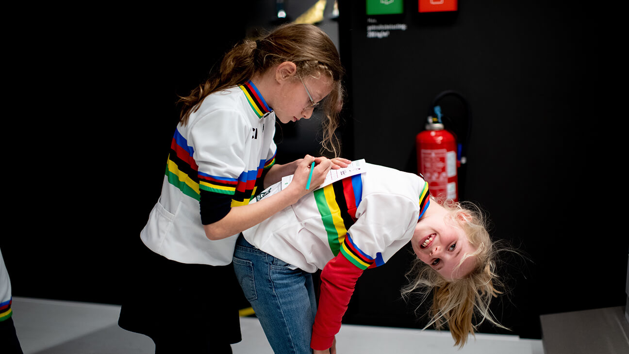 2 kinderen in KOERS. Museum van de Wielersport