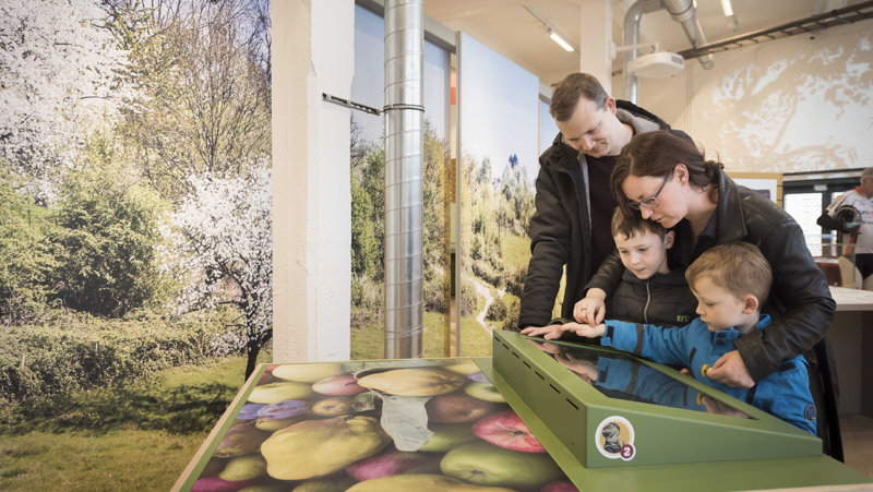 Bezoekers aan de stroopfabriek