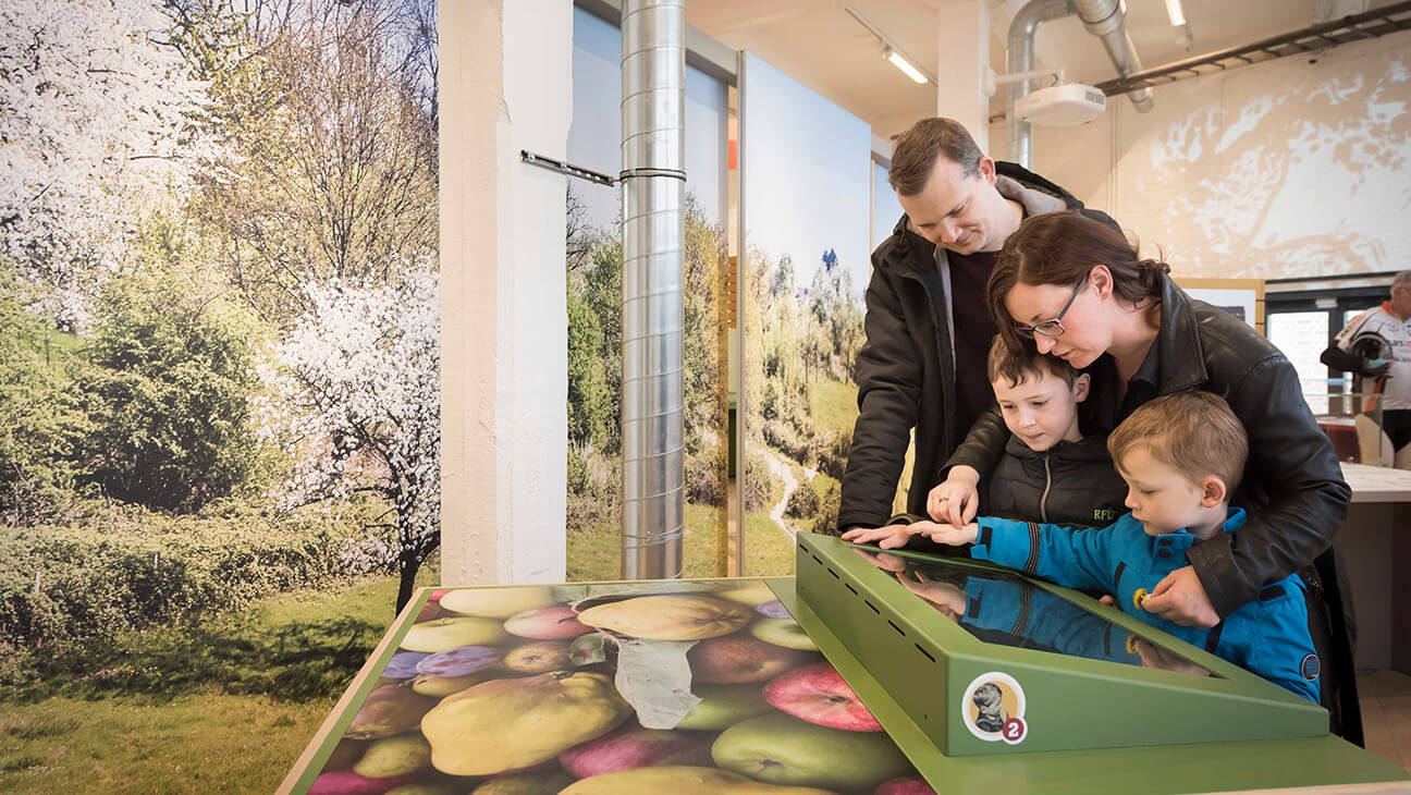 Bezoekers aan het Fruitbelevingscentrum Stroopfabriek