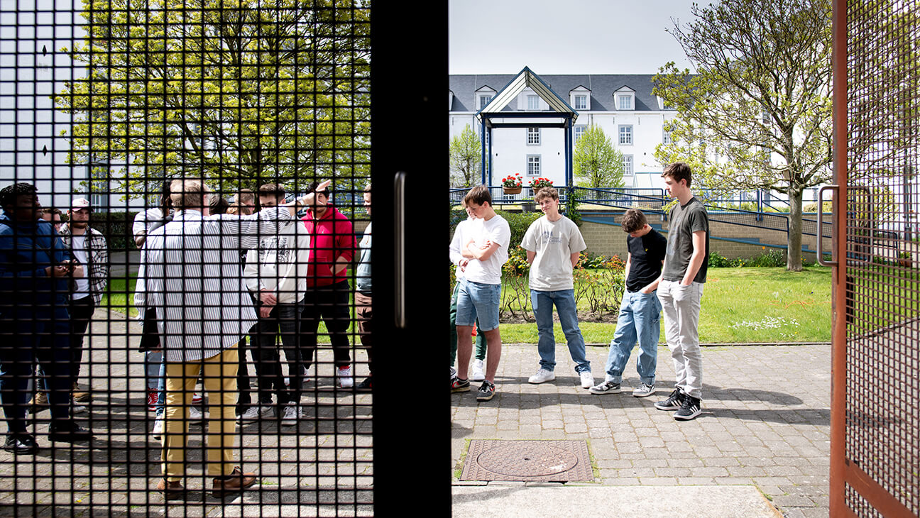 Bezoekers op de binnenplein van Kazerne Dossin